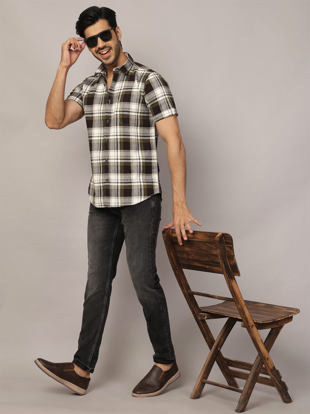 Men's shirt, seated